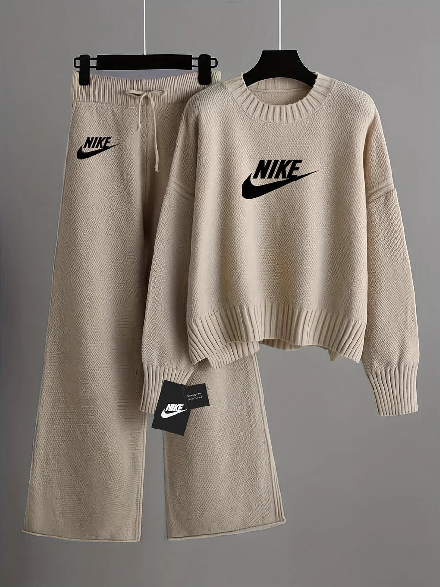 Ensemble Nike Femme 2 Pièces – Pull Oversize & Pantalon Large en Maille