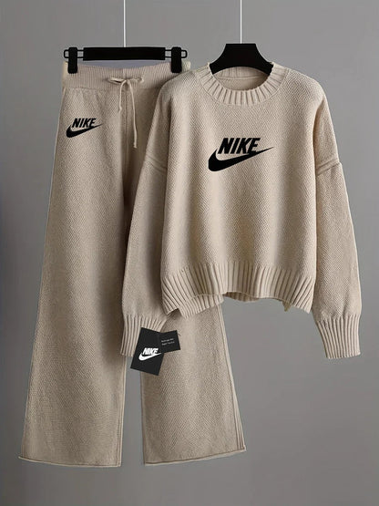 Ensemble Nike Femme 2 Pièces – Pull Oversize & Pantalon Large en Maille