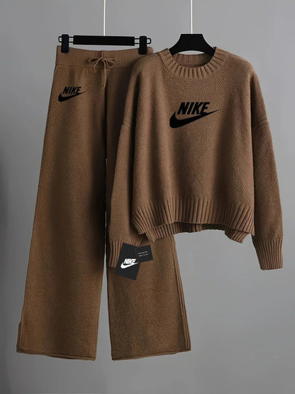 Ensemble Nike Femme 2 Pièces – Pull Oversize & Pantalon Large en Maille
