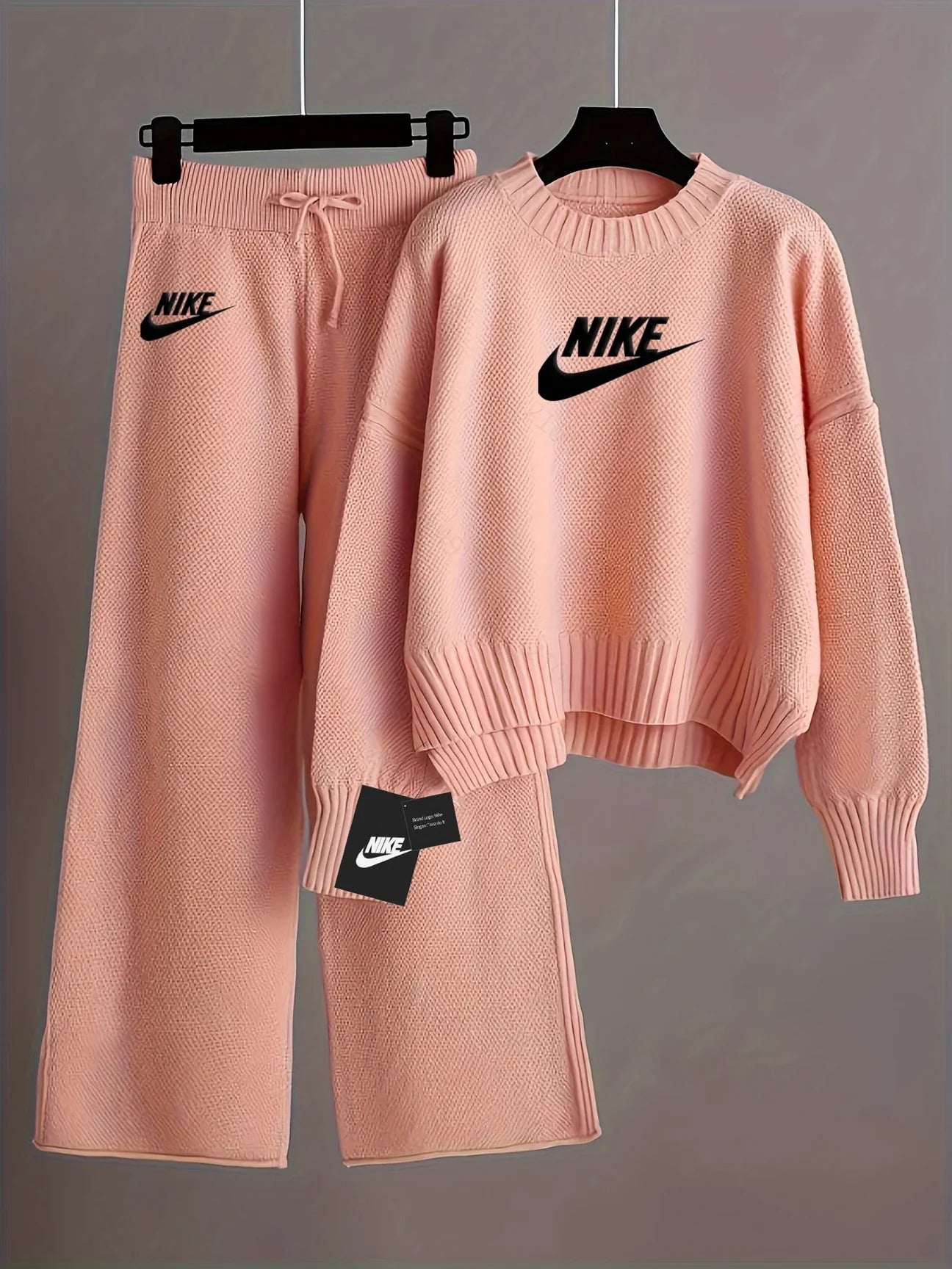 Ensemble Nike Femme 2 Pièces – Pull Oversize & Pantalon Large en Maille