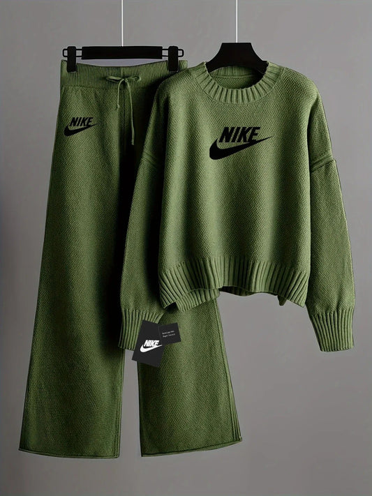 Ensemble Nike Femme 2 Pièces – Pull Oversize & Pantalon Large en Maille