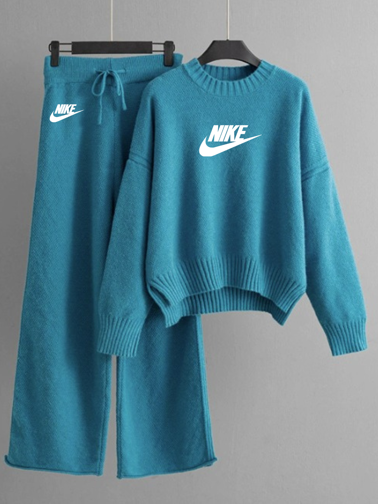 Ensemble Nike Femme 2 Pièces – Pull Oversize & Pantalon Large en Maille