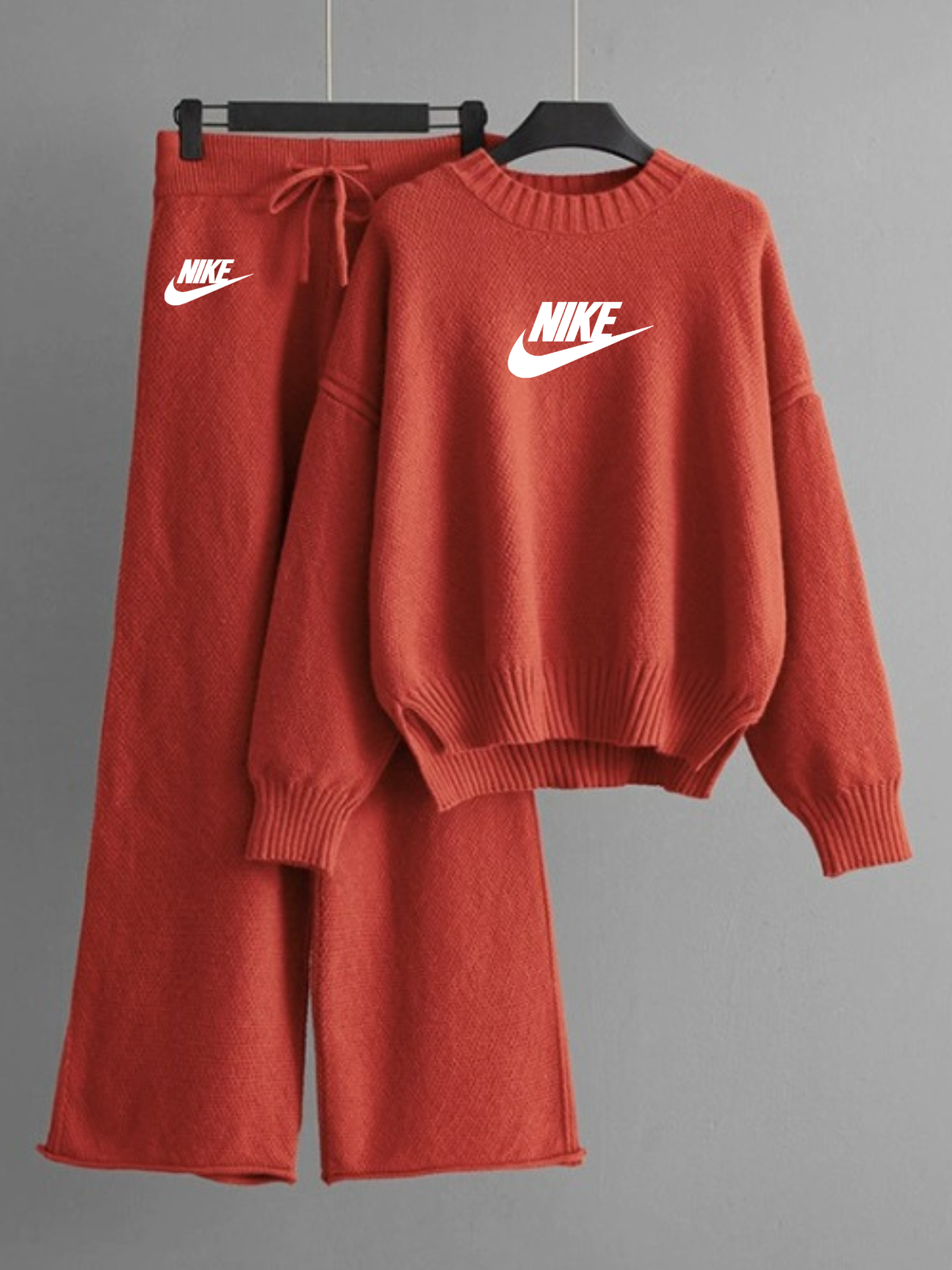 Ensemble Nike Femme 2 Pièces – Pull Oversize & Pantalon Large en Maille