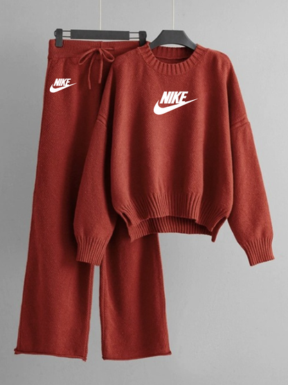 Ensemble Nike Femme 2 Pièces – Pull Oversize & Pantalon Large en Maille