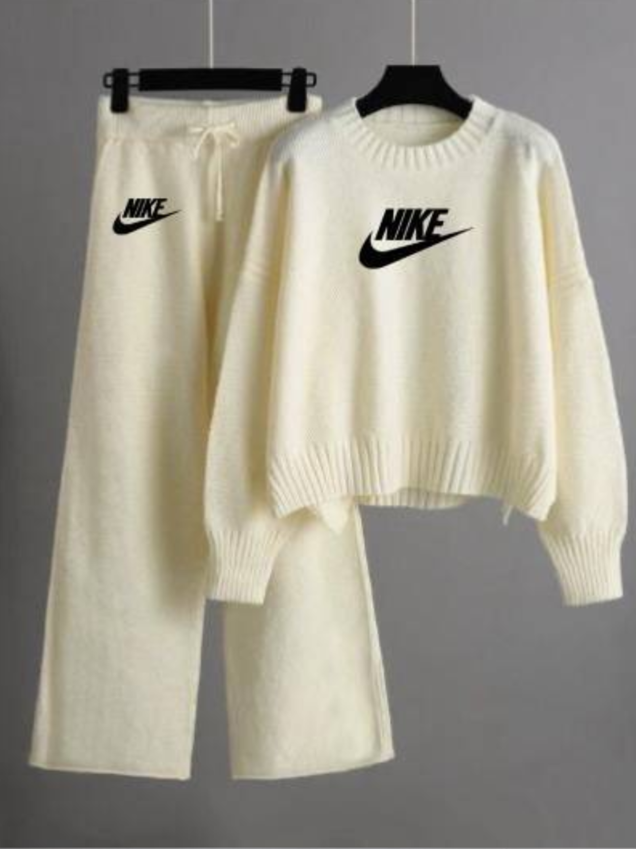 Ensemble Nike Femme 2 Pièces – Pull Oversize & Pantalon Large en Maille